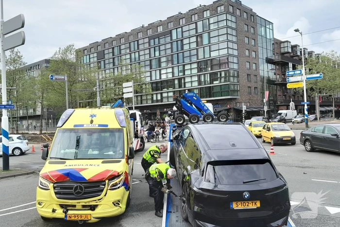 Ravage op de weg: ambulance, bestelbus en auto betrokken bij ernstig ongeval