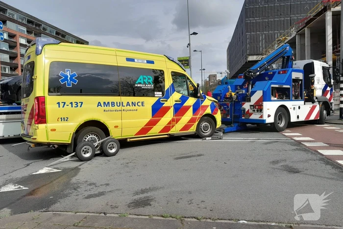 Ravage op de weg: ambulance, bestelbus en auto betrokken bij ernstig ongeval