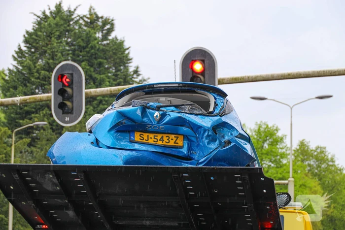 Flinke schade en gewonden bij kop-staart botsing