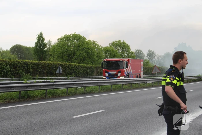 Elektrische auto vliegt in brand op snelweg
