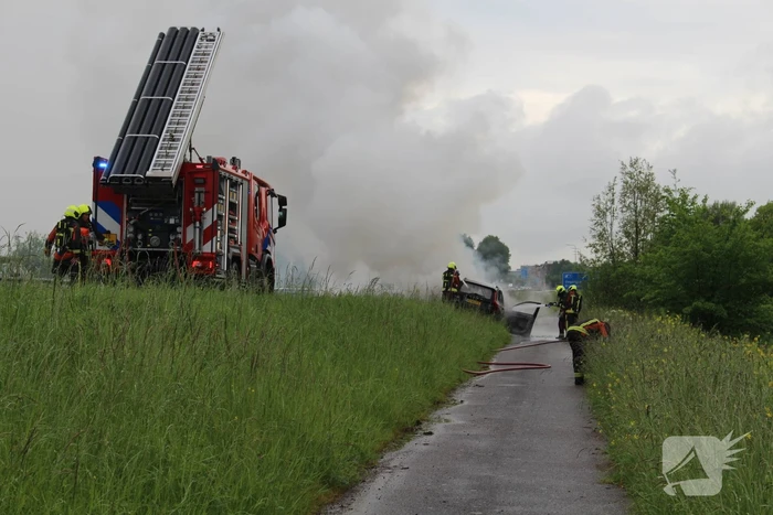 Elektrische auto vliegt in brand op snelweg