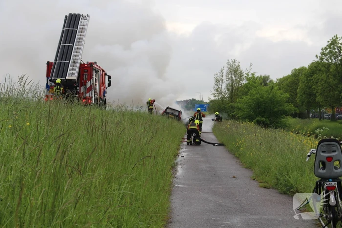 Elektrische auto vliegt in brand op snelweg