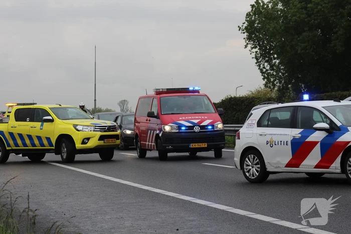 Elektrische auto vliegt in brand op snelweg