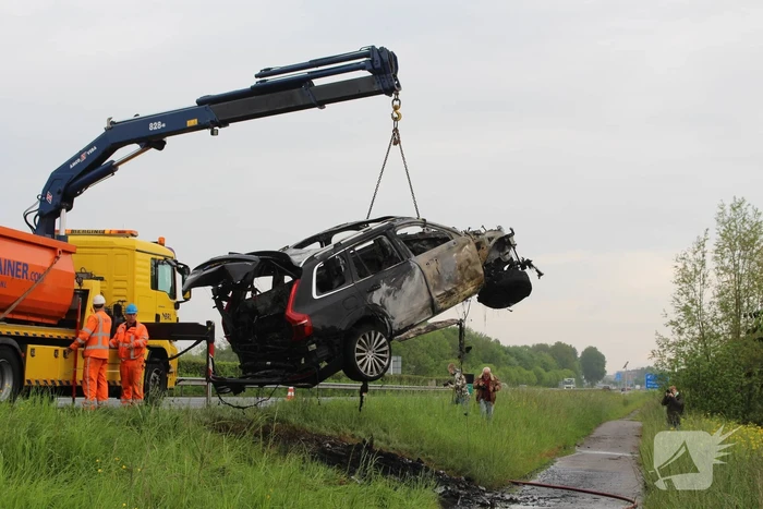 Elektrische auto vliegt in brand op snelweg