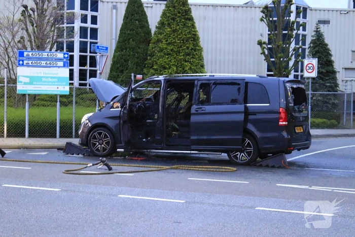 Bestelbus gaat in vlammen op