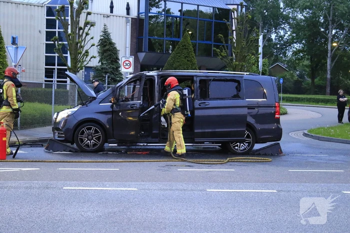 Bestelbus gaat in vlammen op