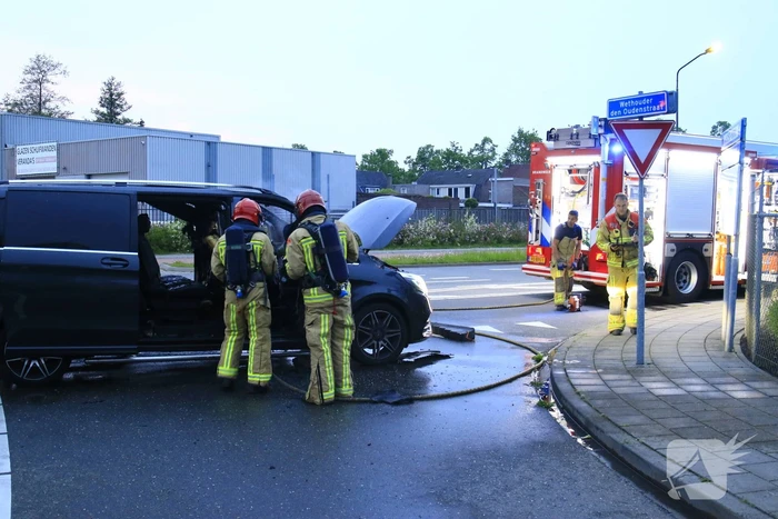 Bestelbus gaat in vlammen op