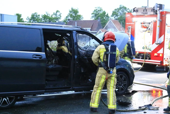 Bestelbus gaat in vlammen op