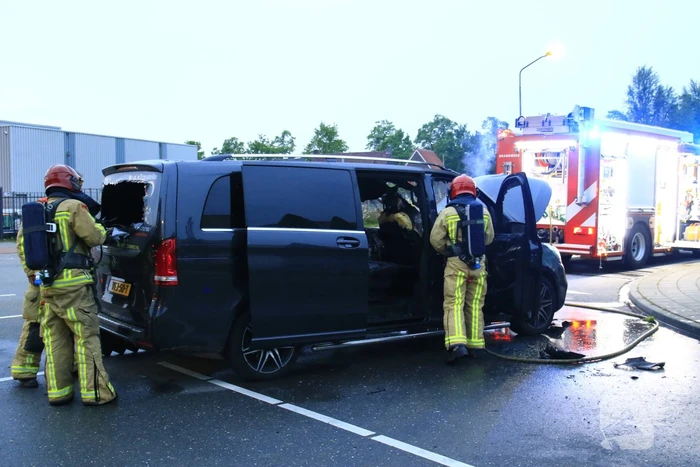 Bestelbus gaat in vlammen op