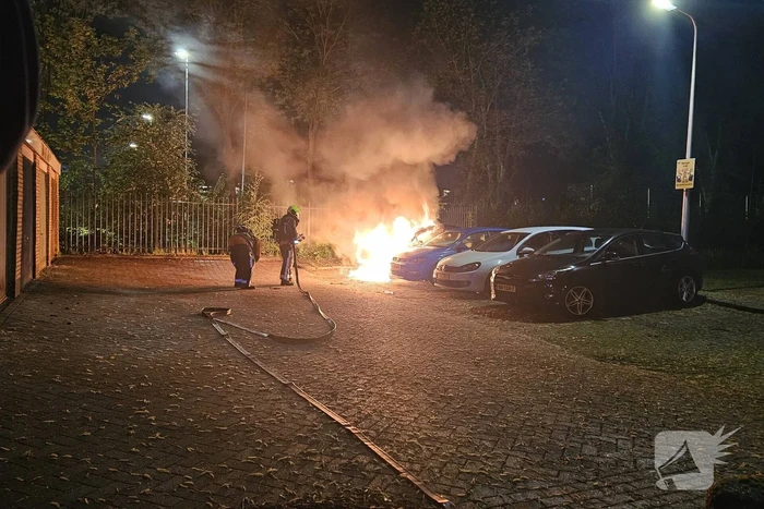 Auto volledig afgebrand in parkeervak