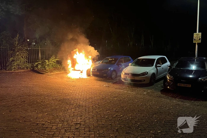 Auto volledig afgebrand in parkeervak