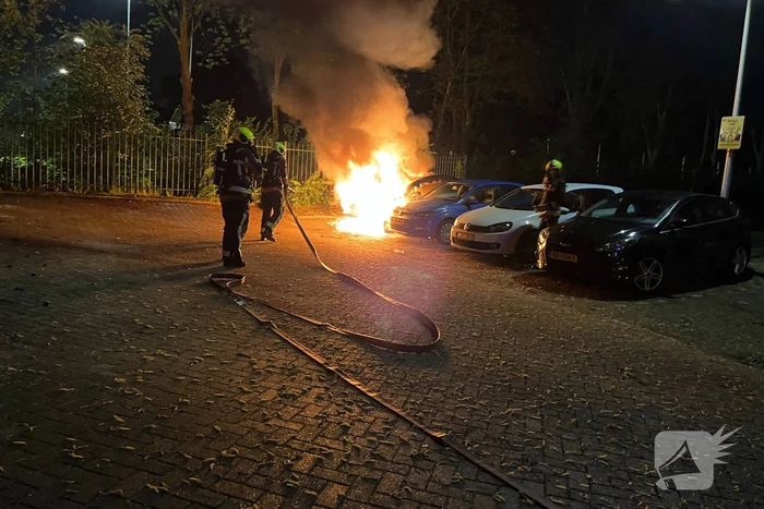Auto volledig afgebrand in parkeervak