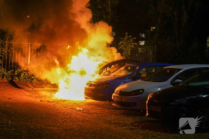Auto volledig afgebrand in parkeervak