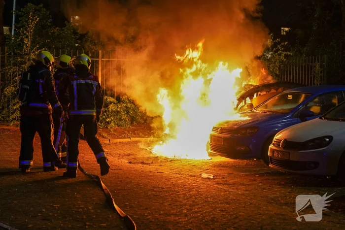 Auto volledig afgebrand in parkeervak