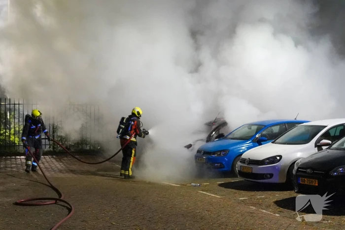 Auto volledig afgebrand in parkeervak