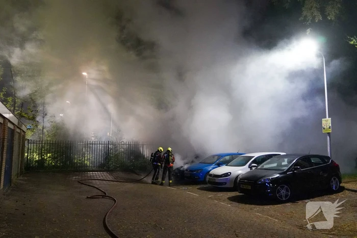 Auto volledig afgebrand in parkeervak