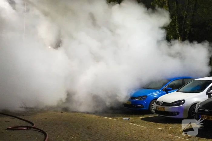Auto volledig afgebrand in parkeervak