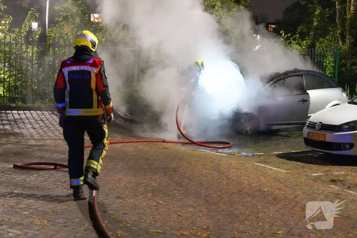 Auto volledig afgebrand in parkeervak