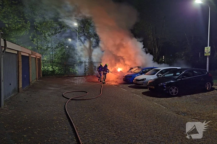 Auto volledig afgebrand in parkeervak