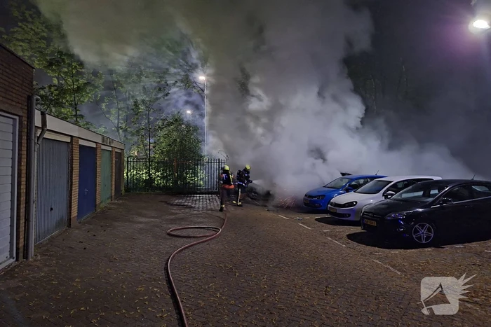 Auto volledig afgebrand in parkeervak