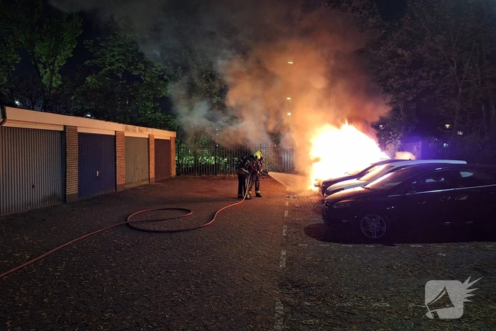 Auto volledig afgebrand in parkeervak
