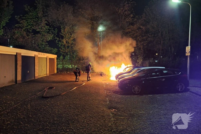 Auto volledig afgebrand in parkeervak