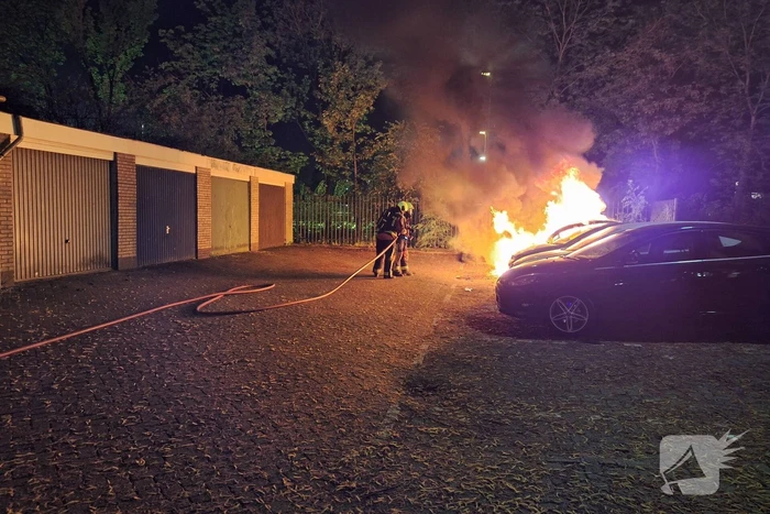 Auto volledig afgebrand in parkeervak