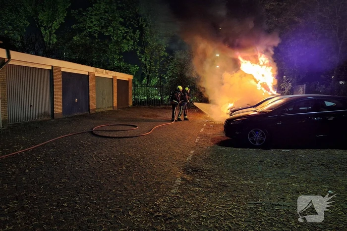 Auto volledig afgebrand in parkeervak