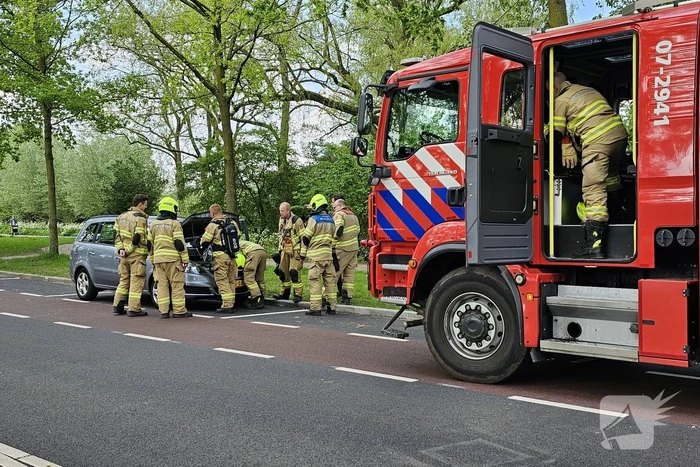 Een kijkje onder de motorkap van een auto na brandlucht