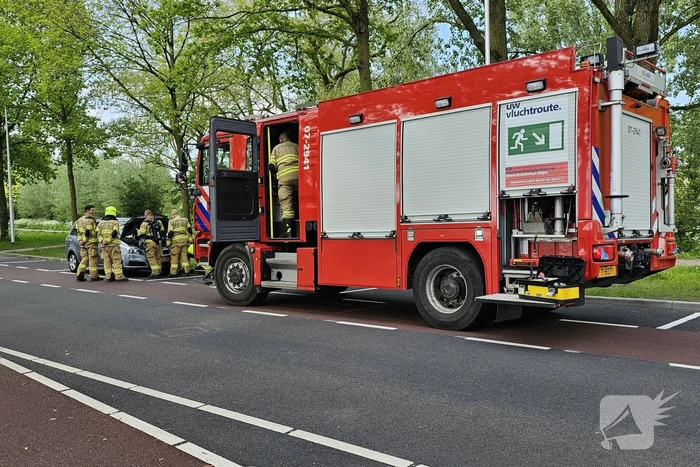 Een kijkje onder de motorkap van een auto na brandlucht