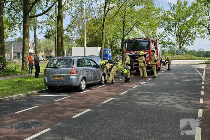 Een kijkje onder de motorkap van een auto na brandlucht