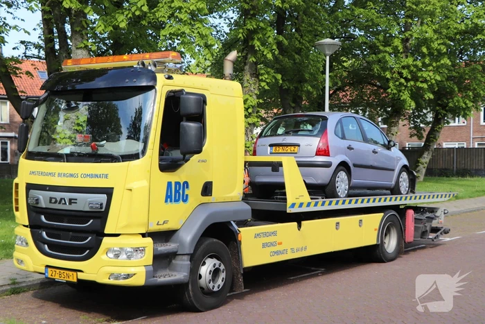Auto botst op paal