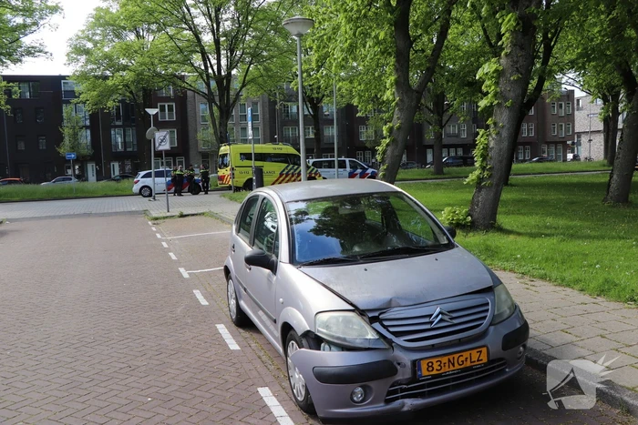 Auto botst op paal