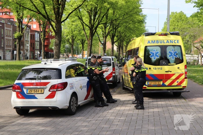 Auto botst op paal