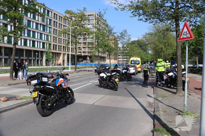 Fietser en automobilist botsen met elkaar