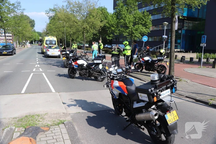 Fietser en automobilist botsen met elkaar