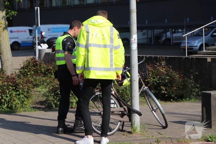 Fietser en automobilist botsen met elkaar