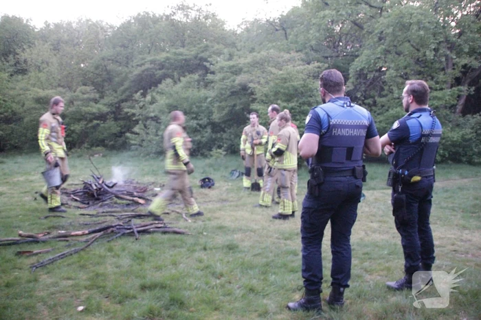 Brandweer blust kampvuur in bos