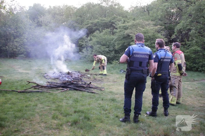 Brandweer blust kampvuur in bos