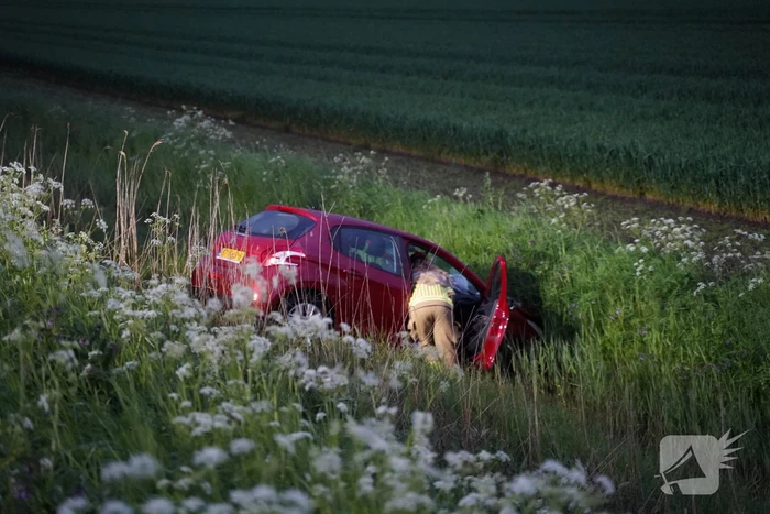 Auto belandt in droge sloot