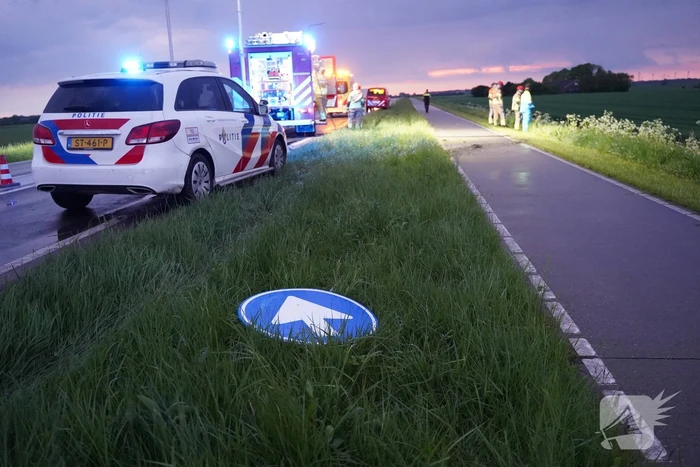 Auto belandt in droge sloot