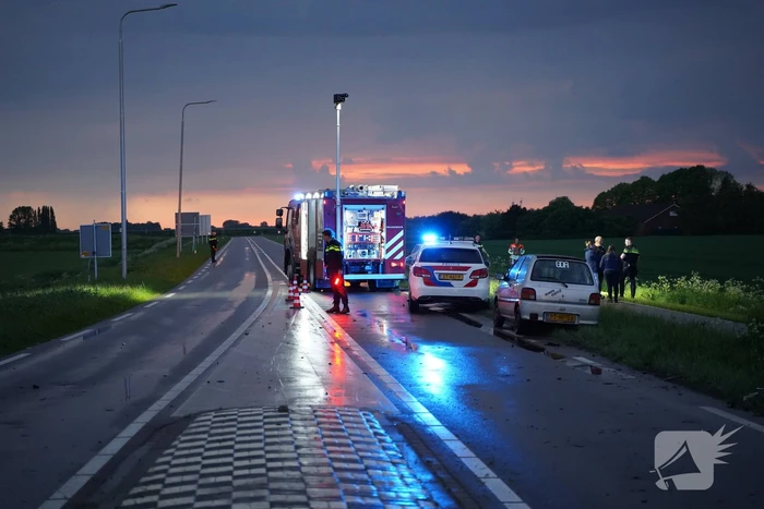 Auto belandt in droge sloot