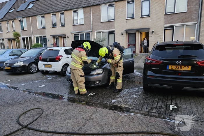 Geparkeerde auto verwoest door brand