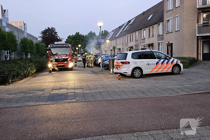 Geparkeerde auto verwoest door brand