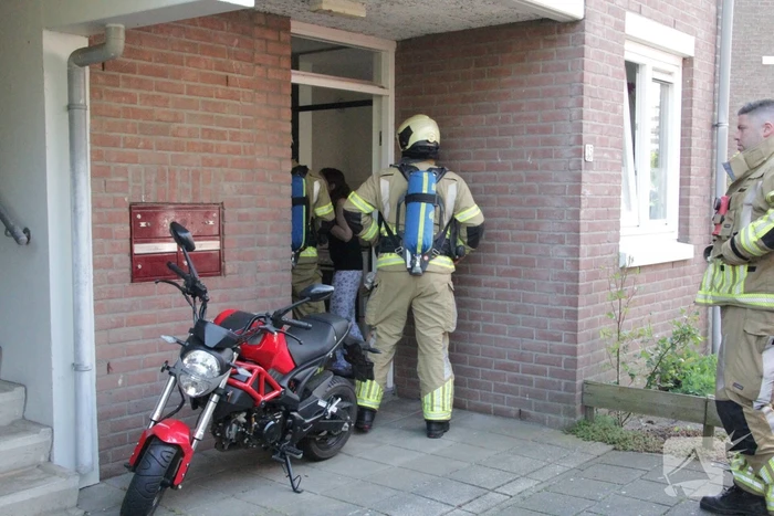 Pan op kookplaat vat vlam