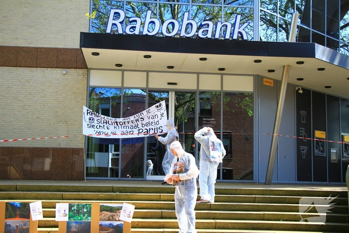 Klimaatactivisten voeren actie bij Rabobank