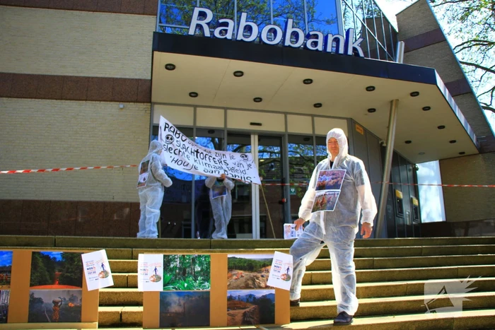 Klimaatactivisten voeren actie bij Rabobank