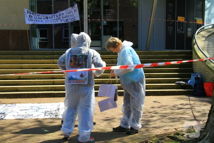 Klimaatactivisten voeren actie bij Rabobank