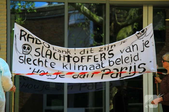 Klimaatactivisten voeren actie bij Rabobank