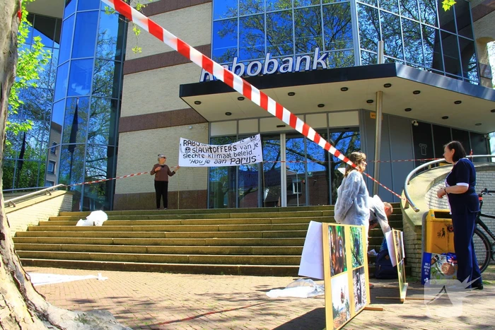 Klimaatactivisten voeren actie bij Rabobank